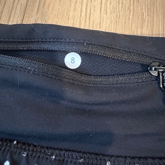 Lululemon Speed Shorts - Size 8 - Chevron Dot Black - Picture 4 of 4